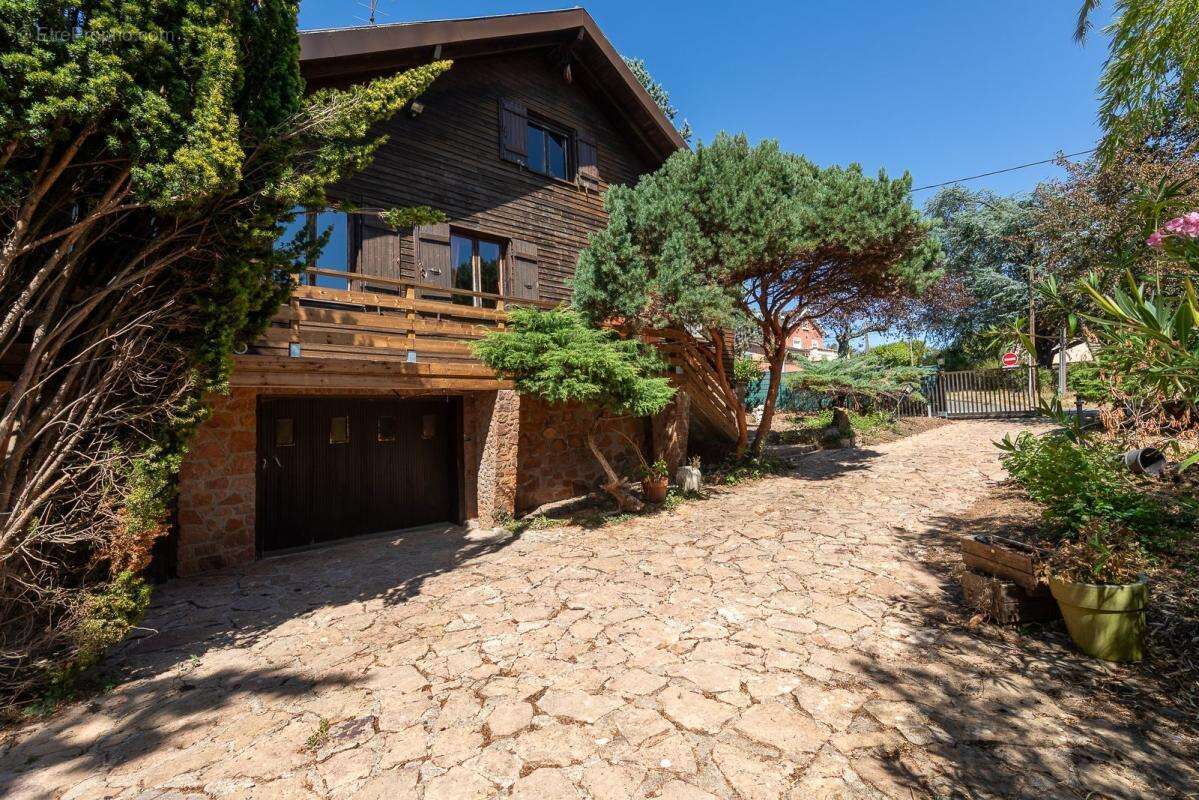 HURIGNY – Chalet suisse d'exception de 110m² sur 2 400 m² de terrain sans vis-à-vis – Fort potentiel de rénovation ! - photo 2