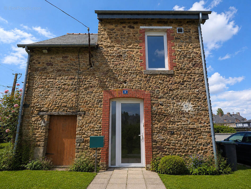 Maison au coeur de Montreuil-sur-Ille - Gare à pied  -  3 niveaux - 27 m2 - photo 2