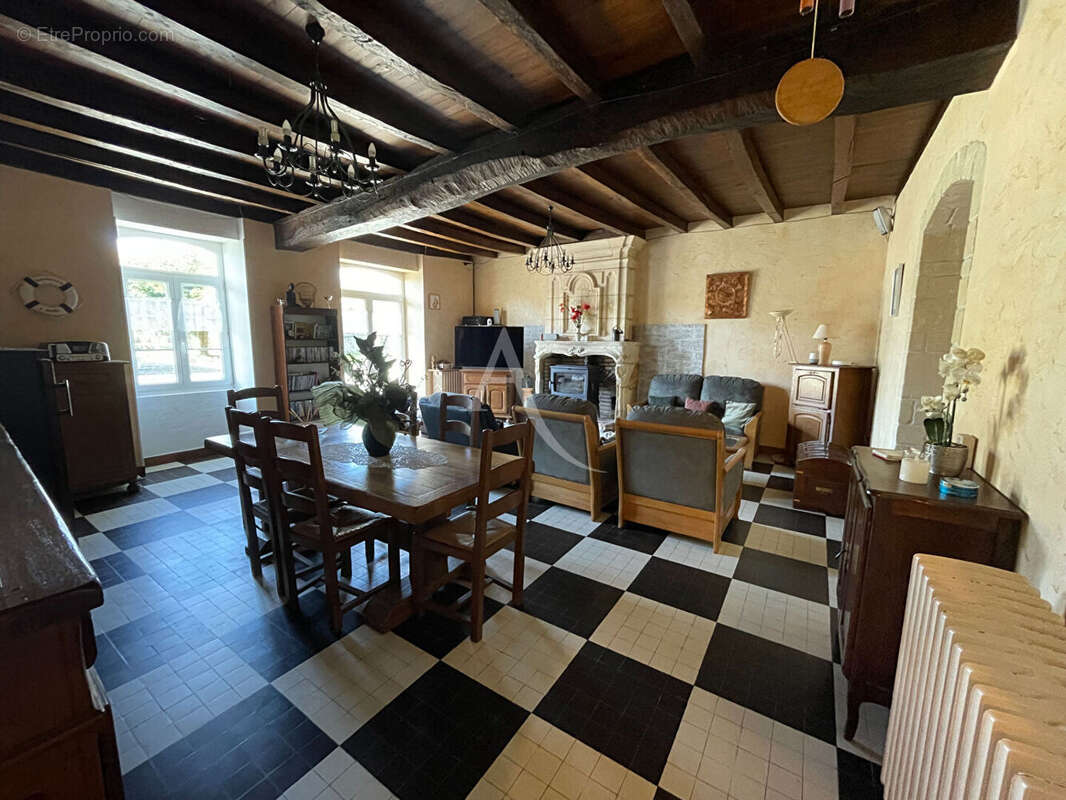 Maison à LA GRIPPERIE-SAINT-SYMPHORIEN