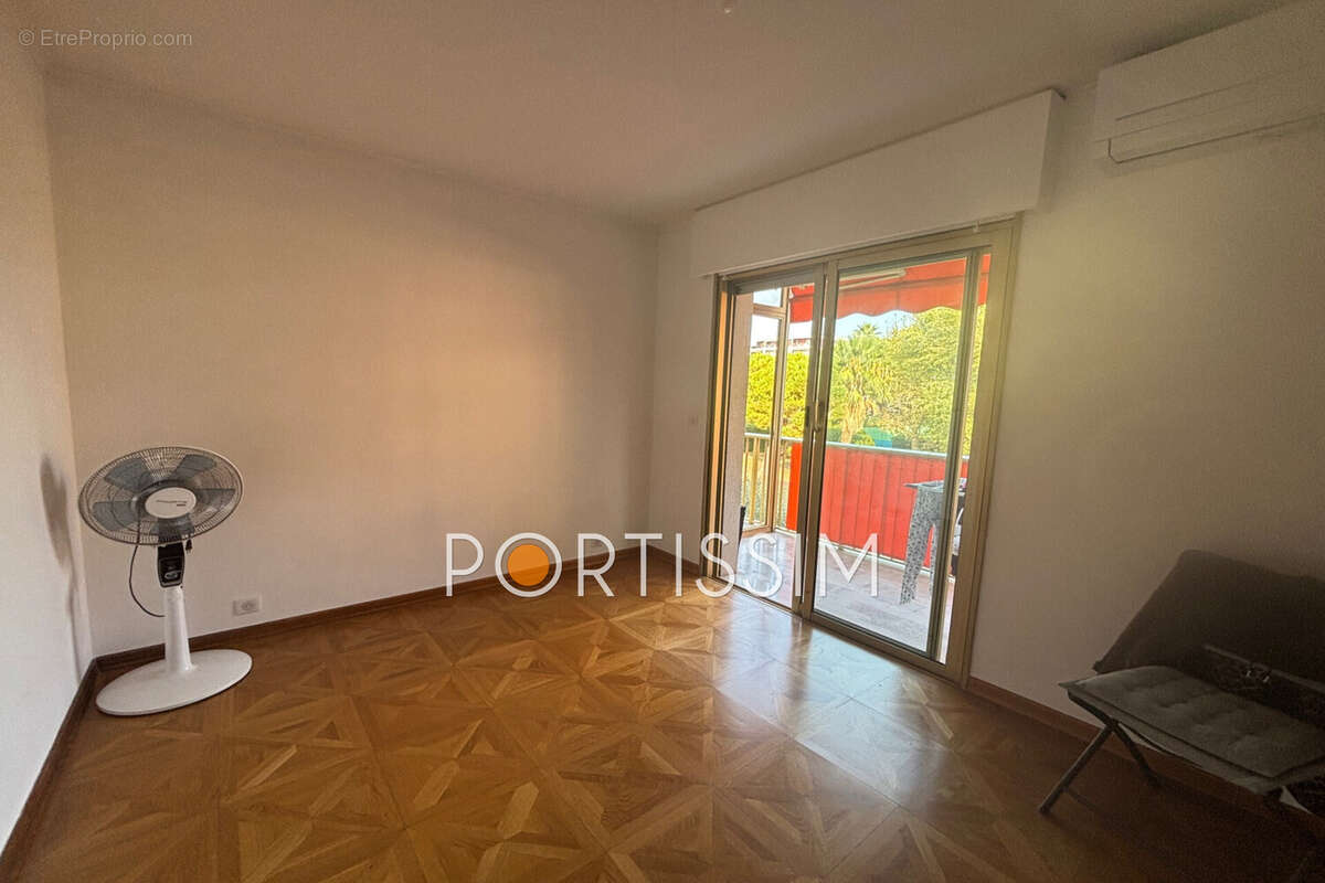 Appartement à SAINT-LAURENT-DU-VAR