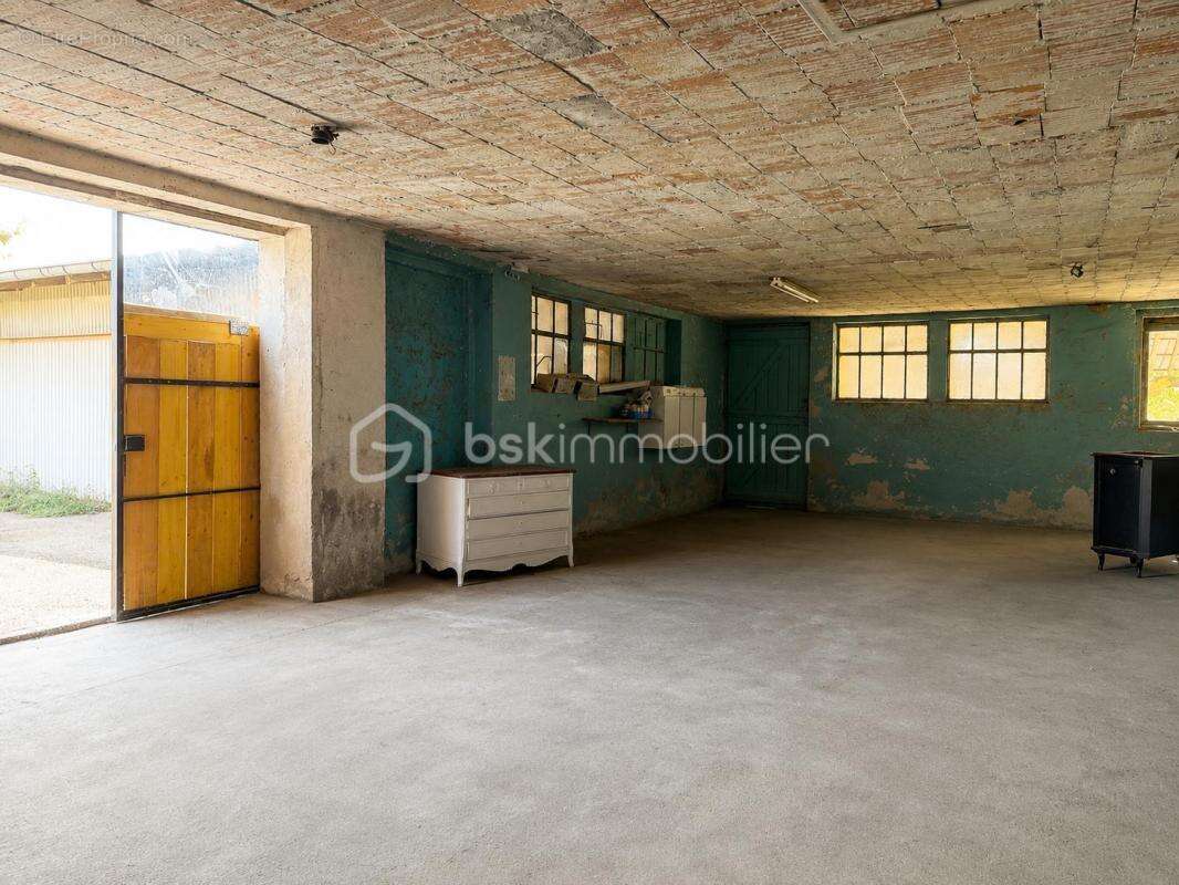 Grande maison de campagne avec plusieurs dépendances - photo 13