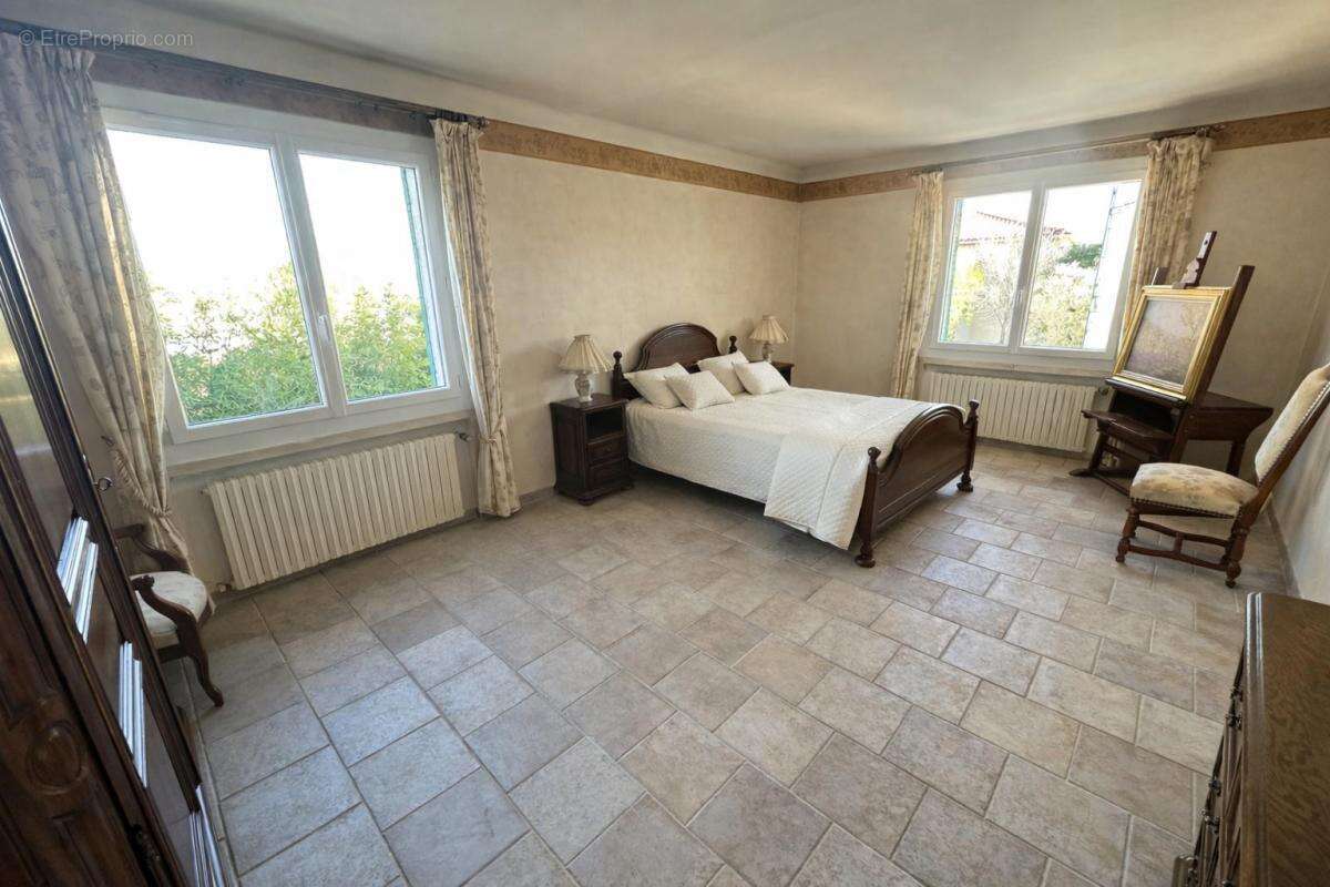 St Victoret - Propriété de 429 m² avec dépendances, piscine, pool house - photo 11