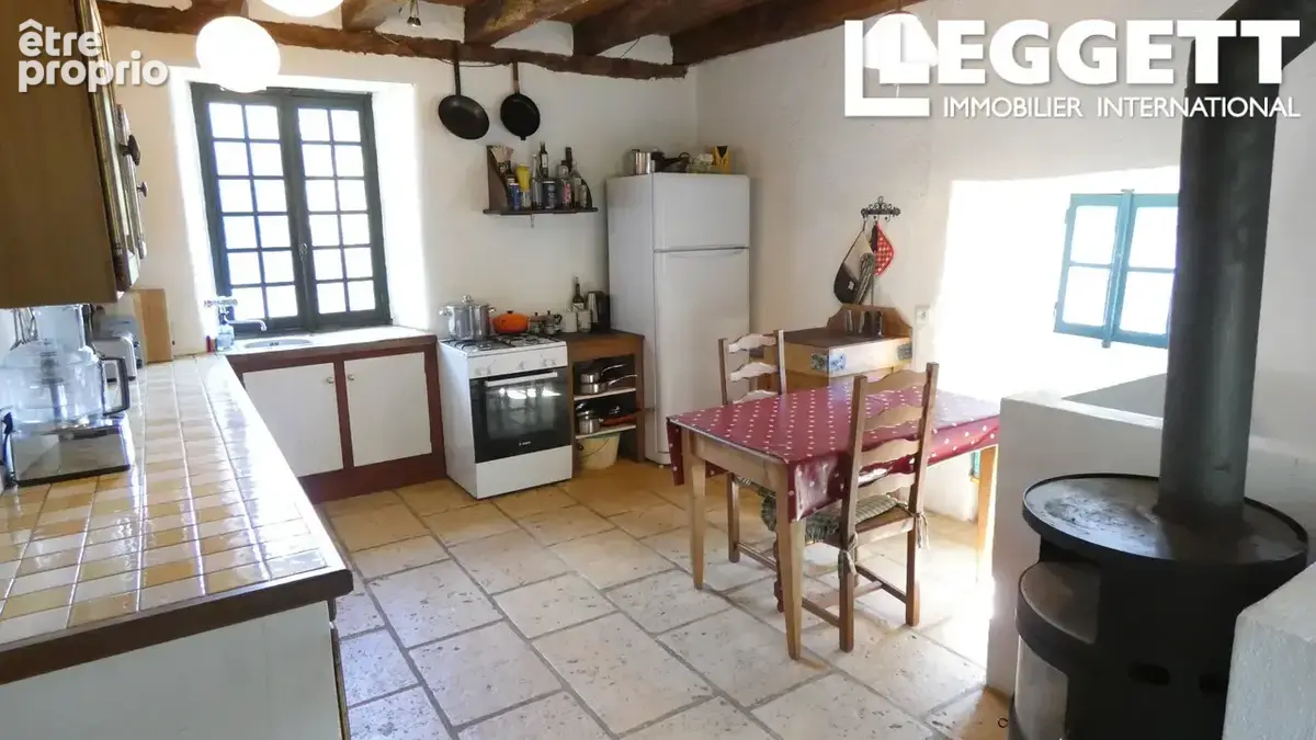 Rare! 2 maisons de caractère à rafraichir avec grange et dépendance sur 13ha. Piscine, vue somptueuse, calme! - photo 5