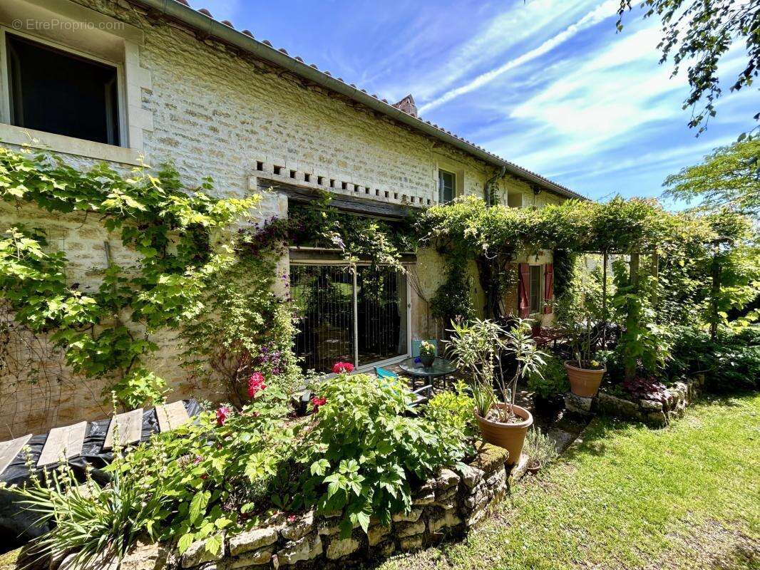 Superbe Longère en Pierre de 413 m2   6 Chambres - photo 3