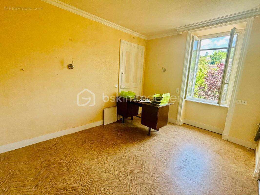 Appartement à COURS-LA-VILLE