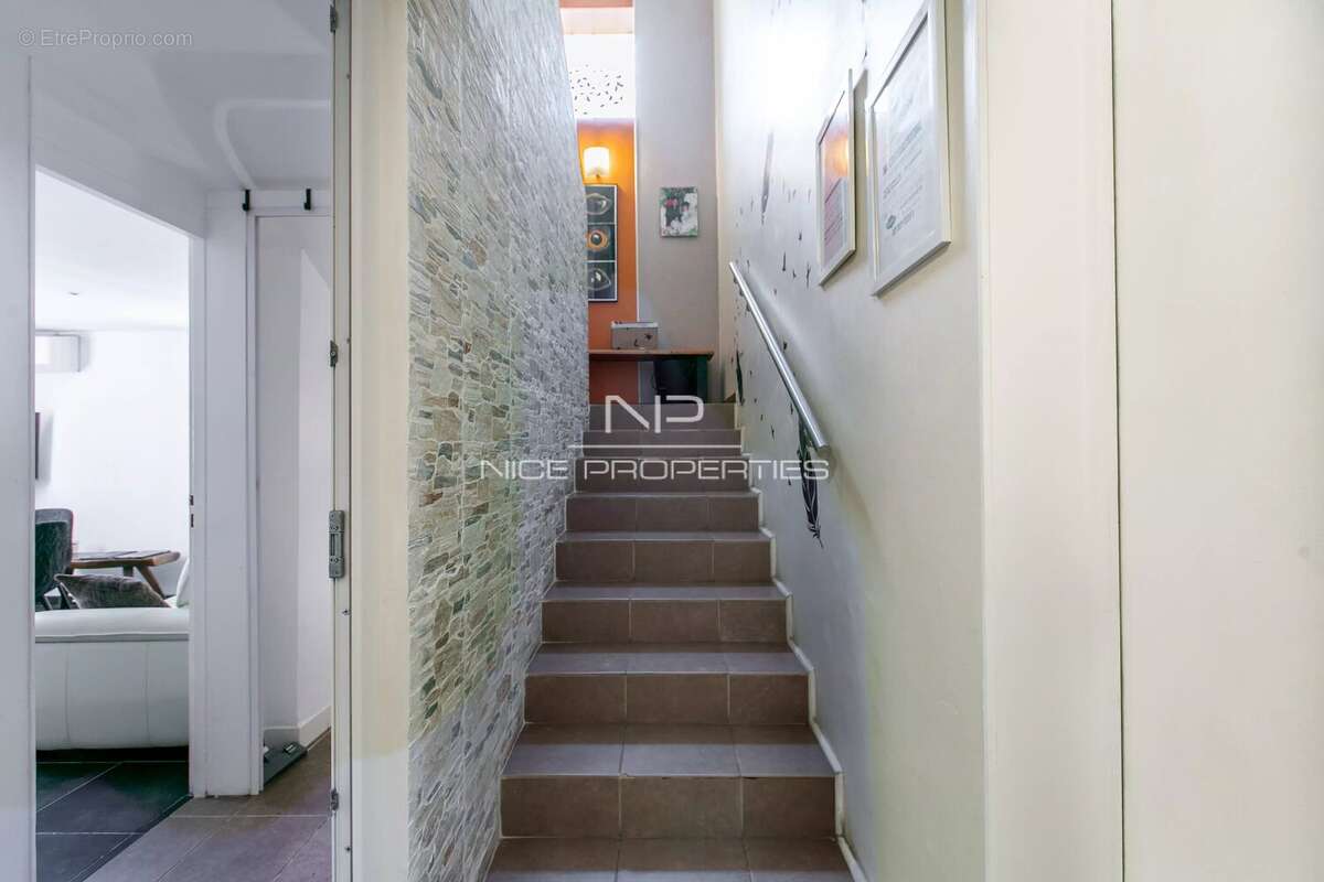 LEVENS - Maison familiale de 122 m² avec piscine, garage et nombreux stationnements - photo 14