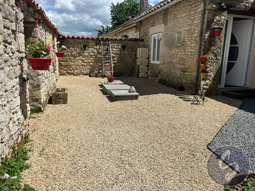 Maison à PAMPROUX