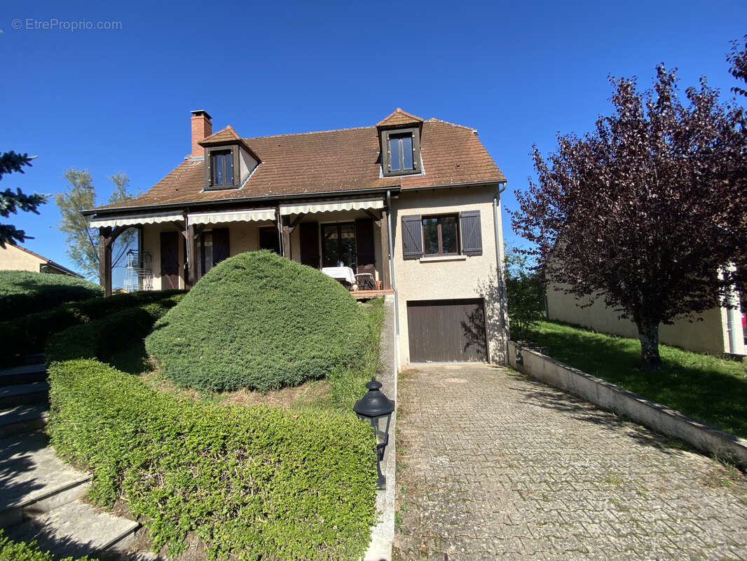 Maison à SAINT-REMY-EN-ROLLAT