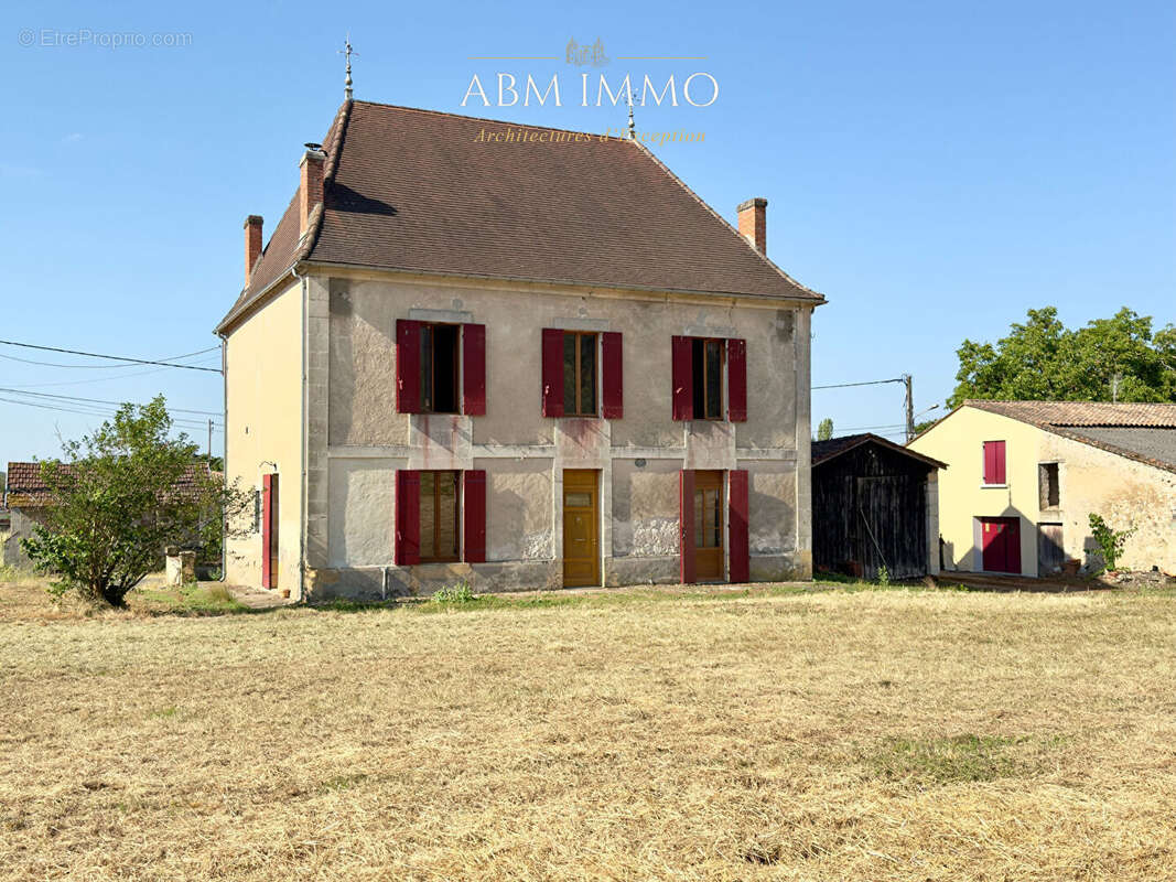 Maison en pierre a renover - fort potentiel - photo 2