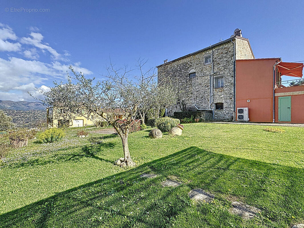 Maison à CHATEAUNEUF-VILLEVIEILLE