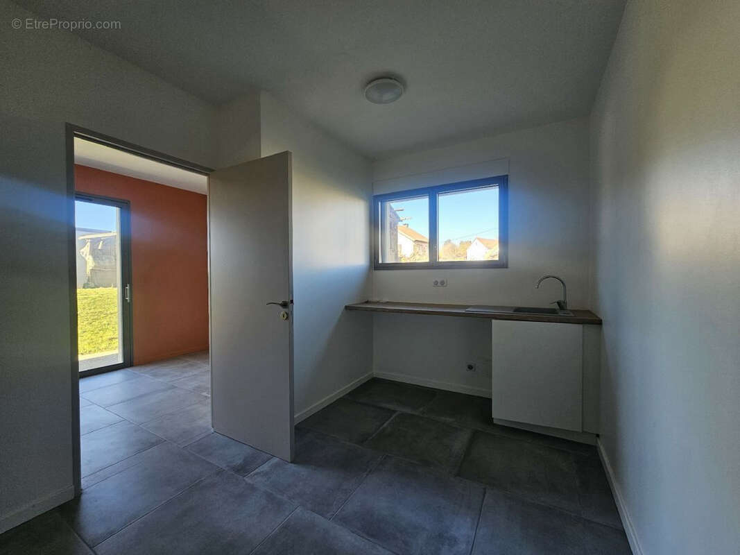 Maison à CREUZIER-LE-VIEUX