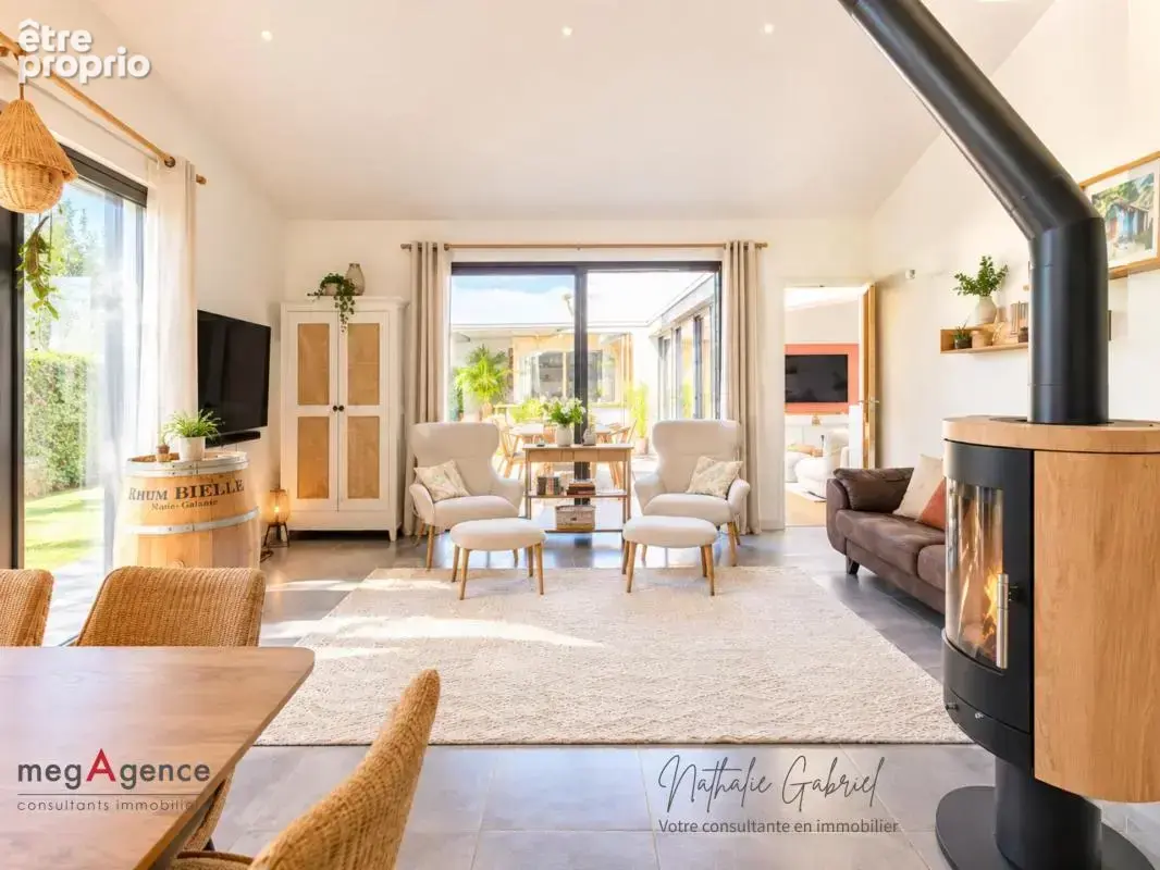 Un air de vacances à Angers avec cette villa de 6 chambres sur 203 m2 ! - photo 5