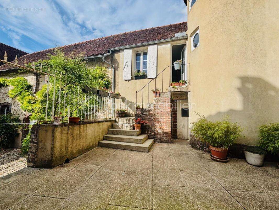 Maison à VILLENEUVE-SUR-YONNE