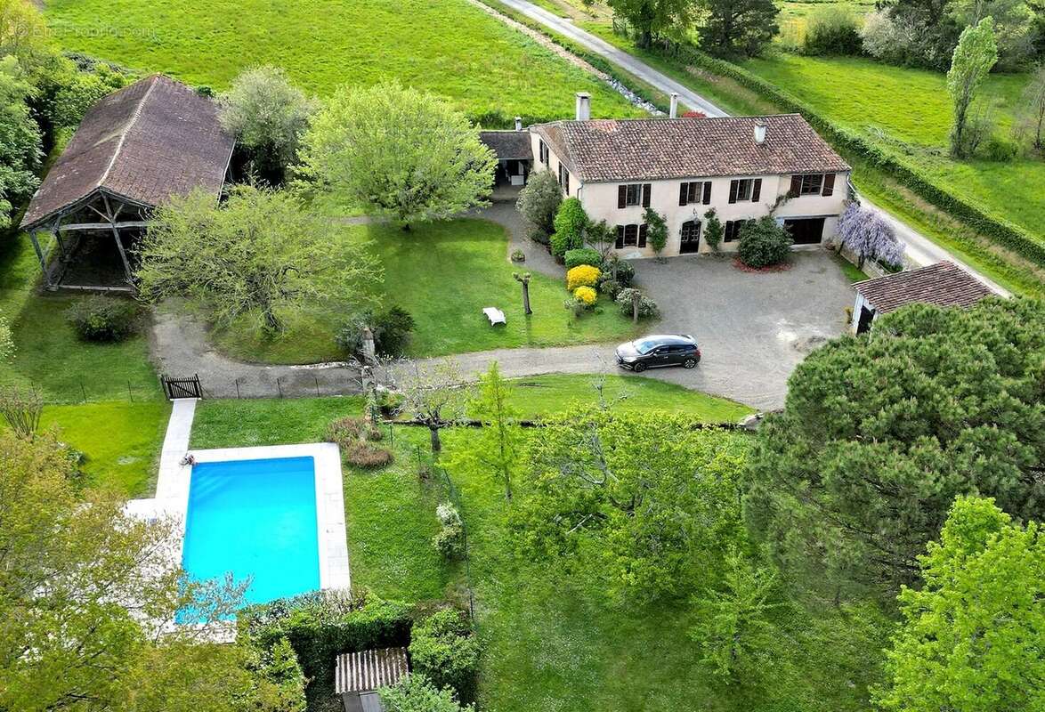 Maison de caractère avec 4 chambres sur 'environ 7318 m². - photo 40