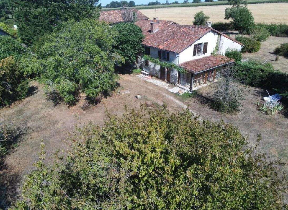 Maison 136 m² à Champagne-Mouton  - photo 2