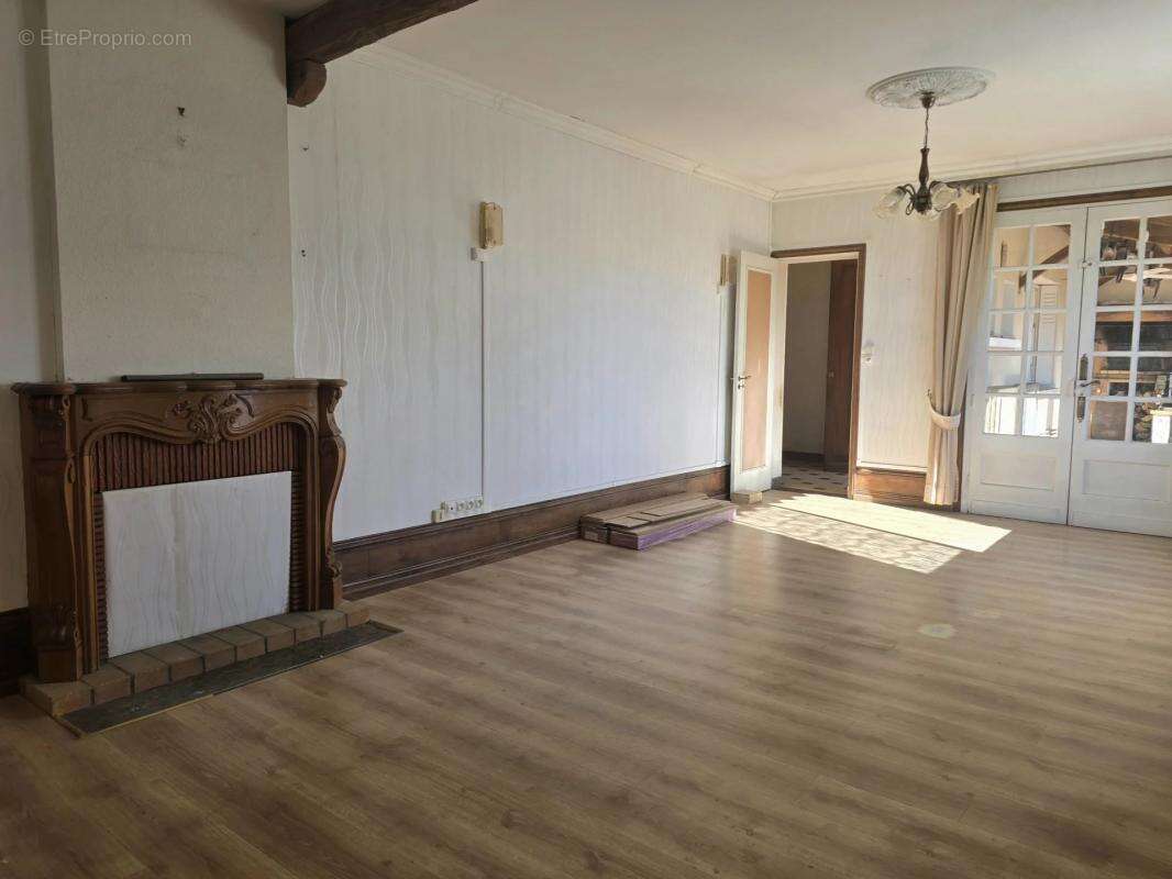 Maison à MONTMOREAU-SAINT-CYBARD