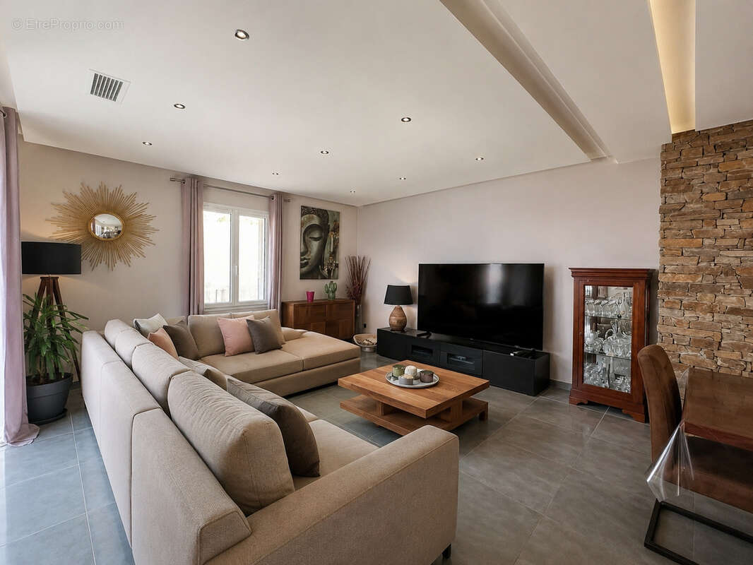 Aux portes d'Aubagne, VILLA CONTEMPORAINE; 300m2 env avec PISCINE sur terrain de 700m2, au CALME absolu, avec - photo 2