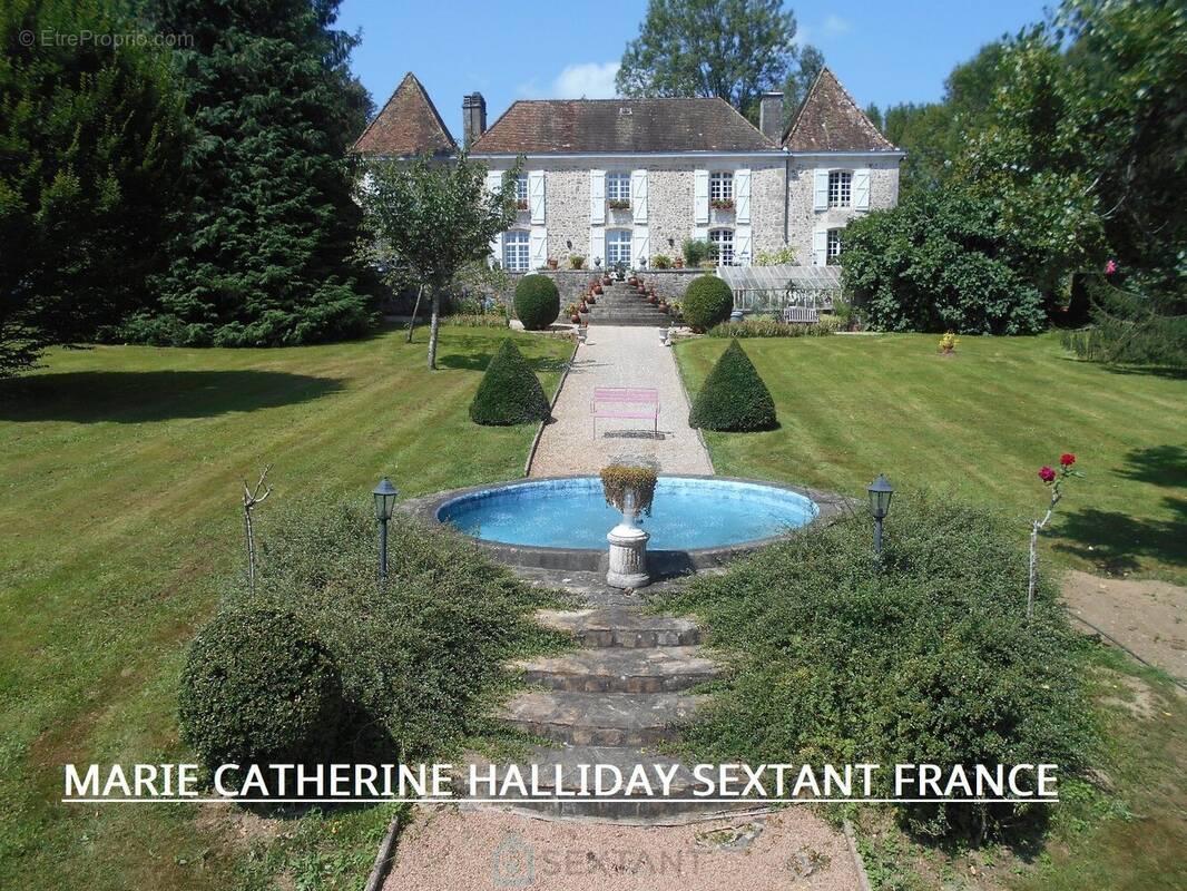 Niche en hauteur magnifique chateau sur 7700 m2 avec sa source - photo 1