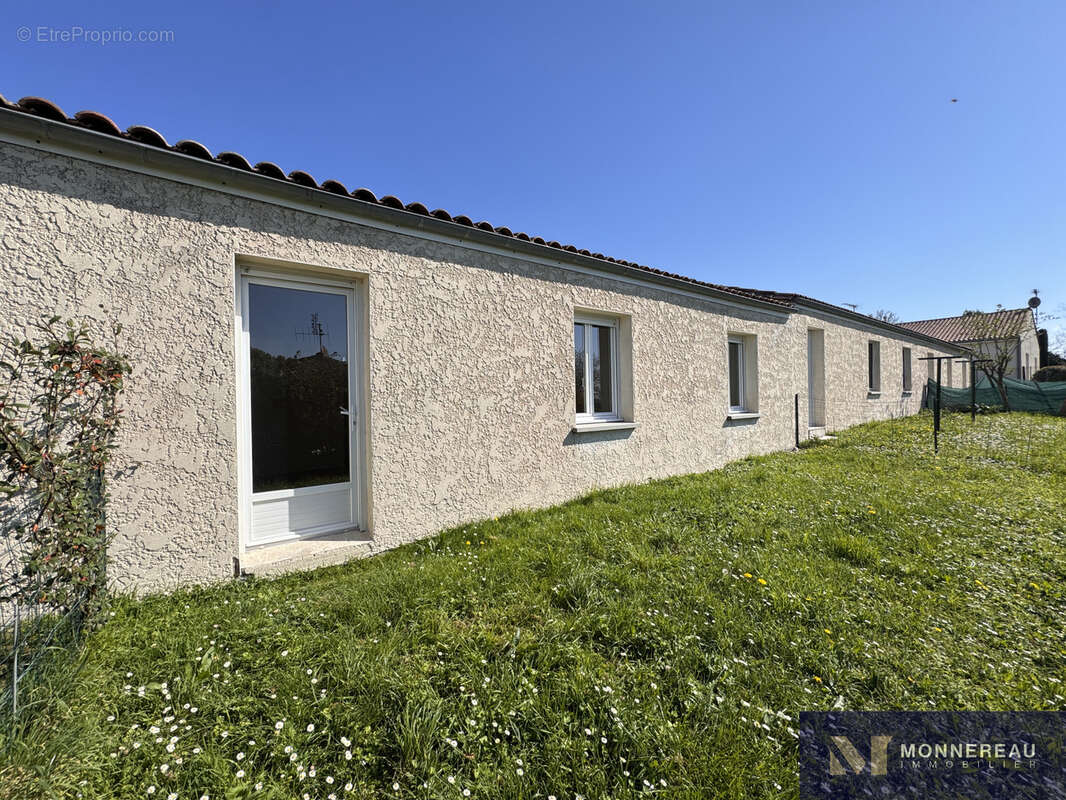 Maison à BARBEZIEUX-SAINT-HILAIRE