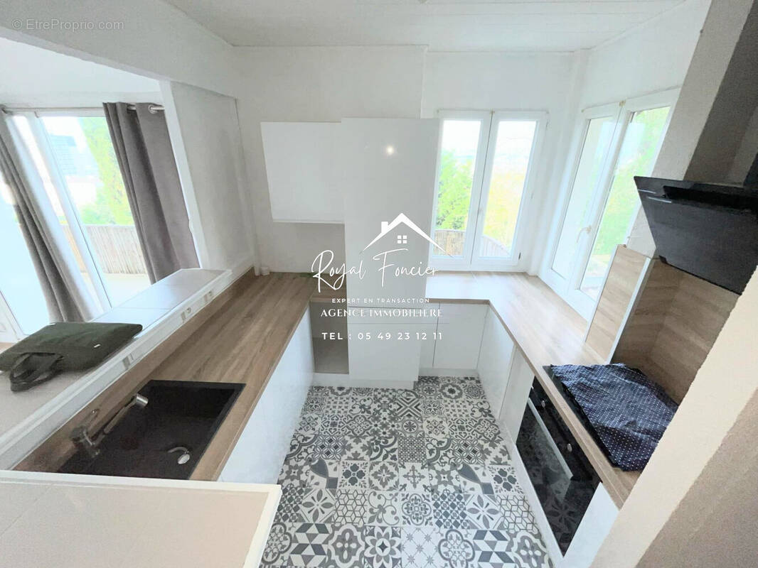 Cuisine très fonctionnelle  - Maison à CHATELLERAULT