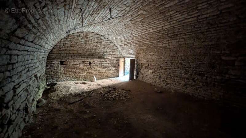 Maison à PACY-SUR-ARMANCON