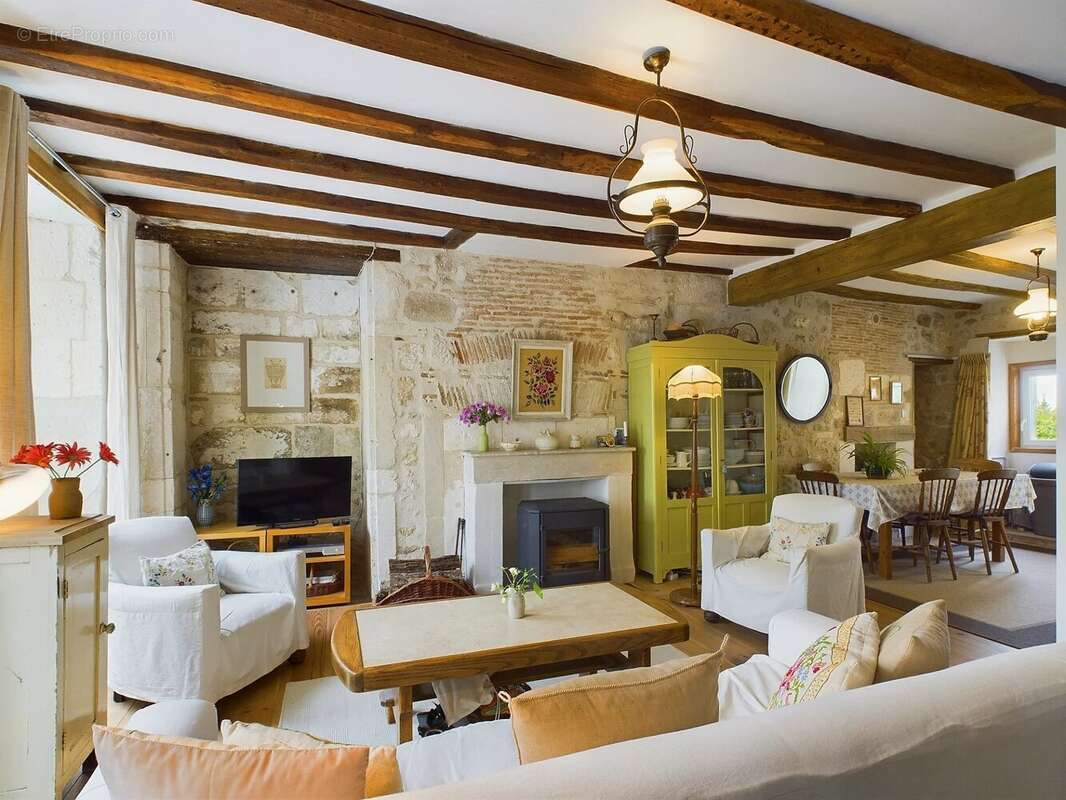 Maison à VILLEBOIS-LAVALETTE