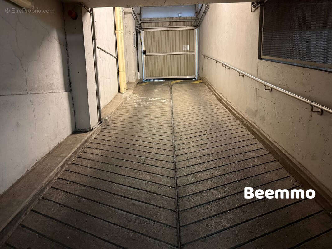 Parking à PARIS-17E