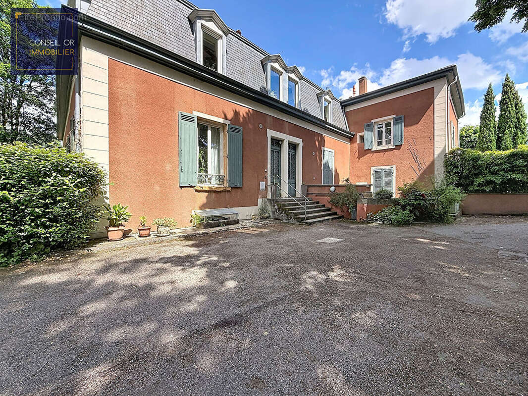 Appartement à COLLONGES-AU-MONT-D'OR