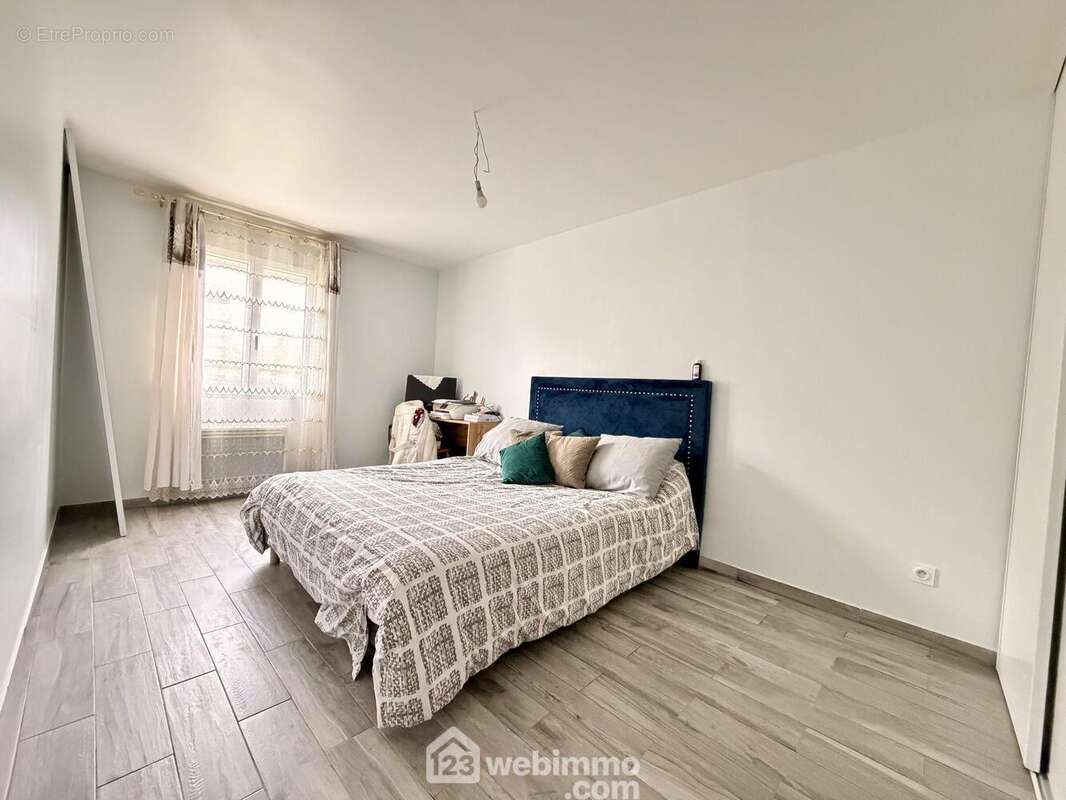 La première chambre au rez-de-chaussée de 18 m², lumineuse et confortable, parfaite pour profiter d?une vie de plain-pied - Maison à VERSIGNY