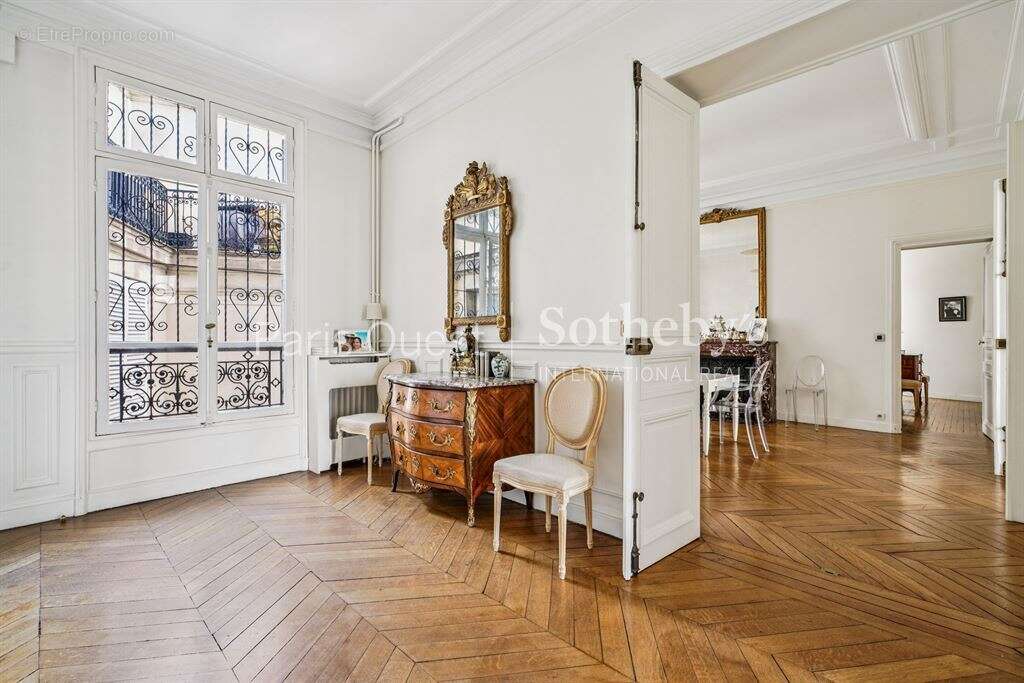 Appartement à PARIS-8E