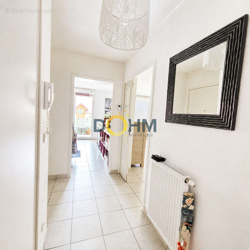Appartement T3  lumineux avec grand balcon, garage et parking. - photo 4