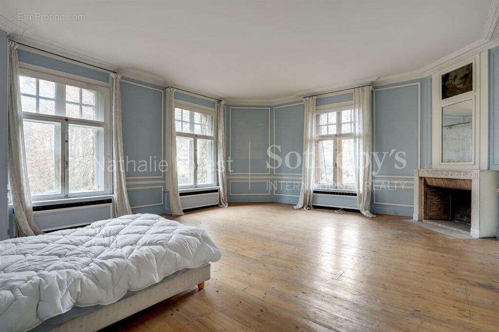 Tourcoing , limite Mouvaux , rare Hôtel particulier à rénover cadastré sur 2337  m2 de terrain . - photo 9