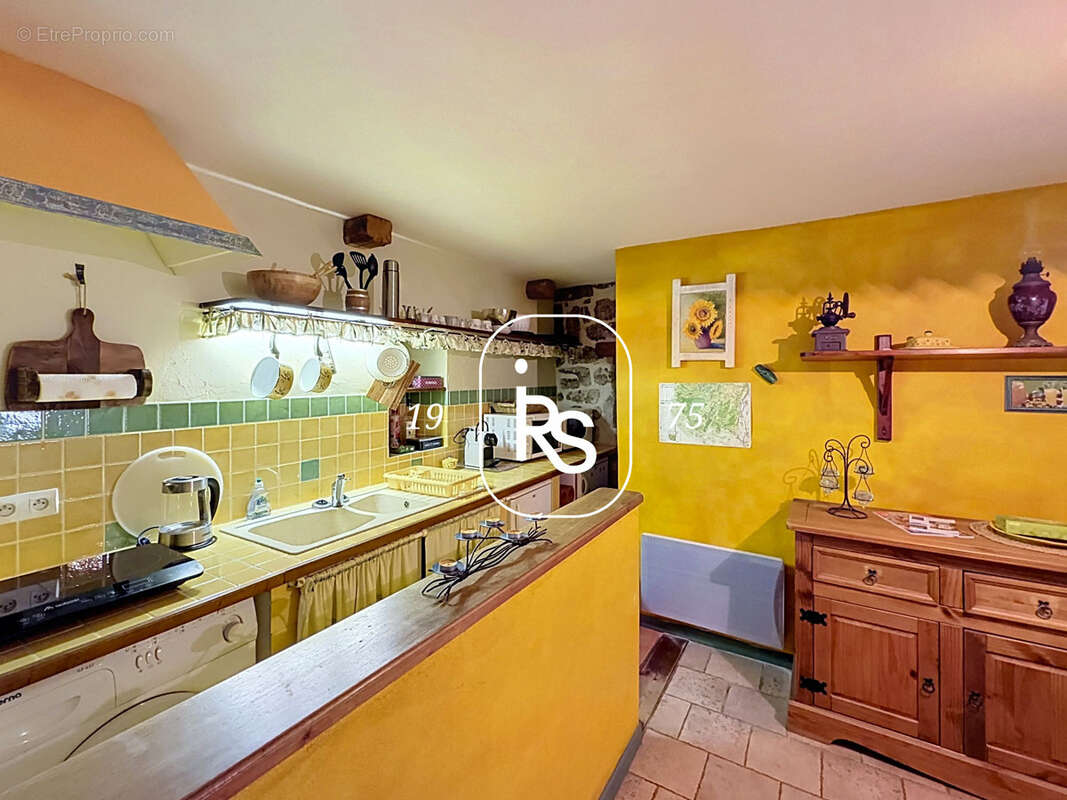 Au coeur d'un village historique, une maison de village en pierre de 73 m2 habitables avec un balcon - photo 8