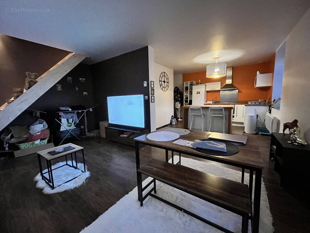 Appartement à VEAUCHE