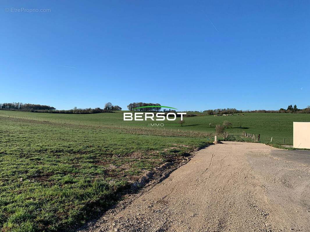 Terrain à L'HOPITAL-DU-GROSBOIS