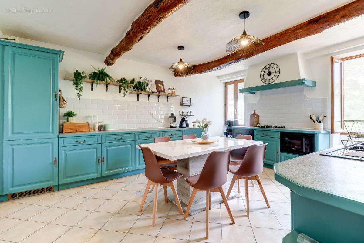 Maison à CHATEAUNEUF-VILLEVIEILLE