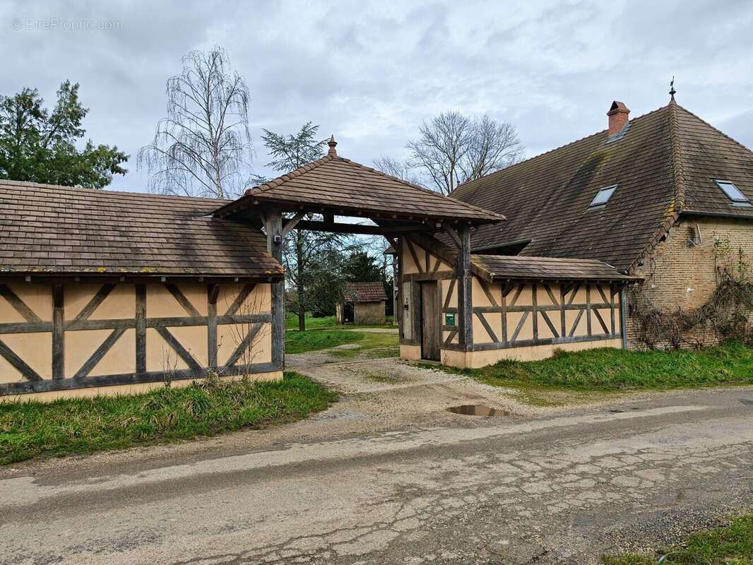 Maison 7 pièces 240 m² à vendre à Saint-Bonnet-En-Bresse (71310) - photo 4