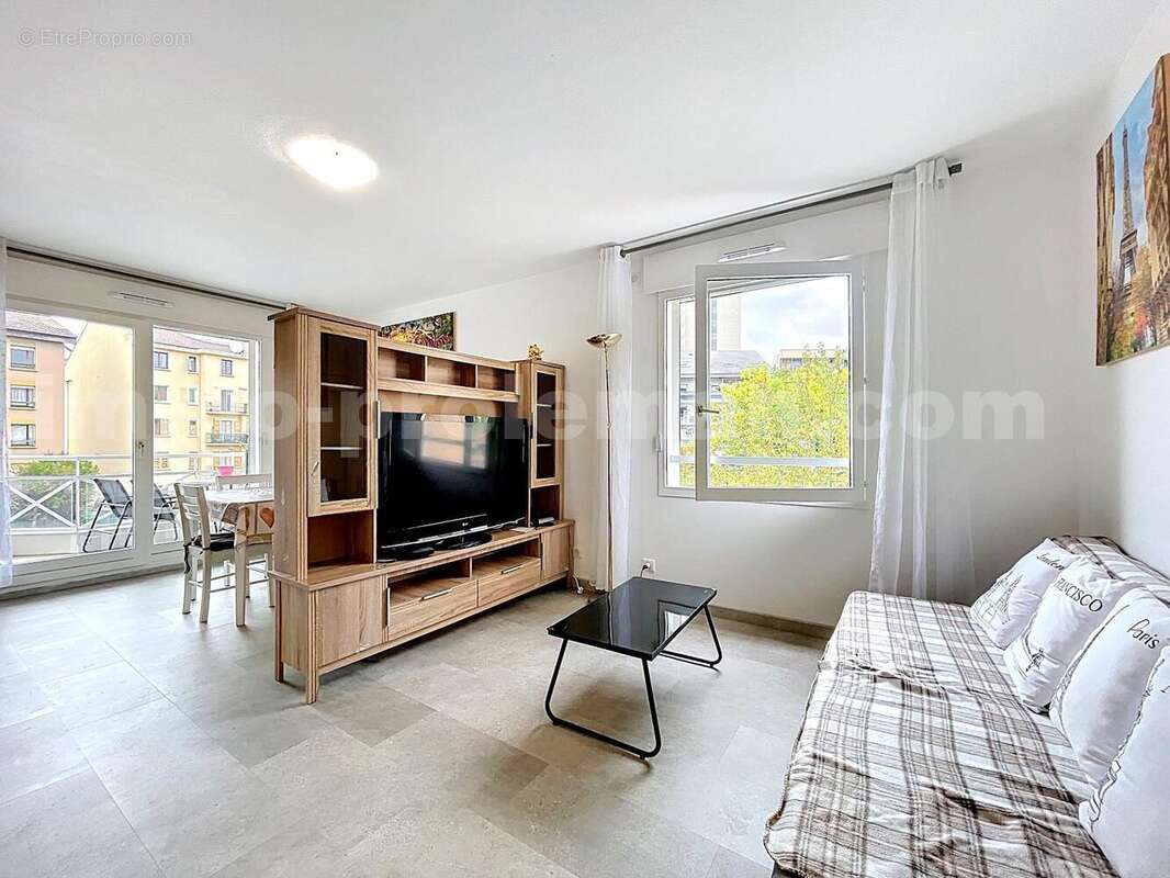 Appartement_T4_Gaillard_belle_superficie_prix_frontière_Suisse_direction_GENEVE_autoroutes_investissement_locatif_vente_vue_séjour_salon - Appartement à GAILLARD