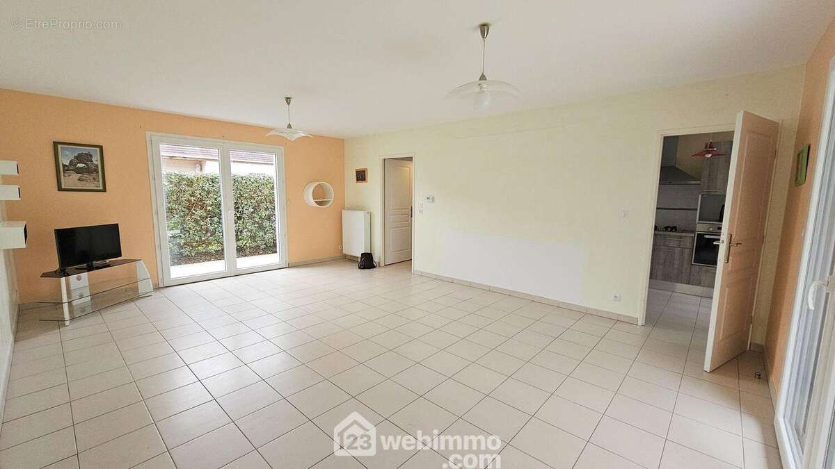 Un séjour lumineux et traversant de 30 m². - Maison à PRINGY