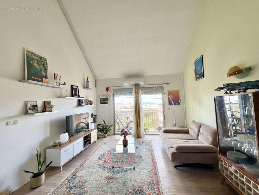 Beau Triplex Centre-ville Saint-Pierre - photo 2
