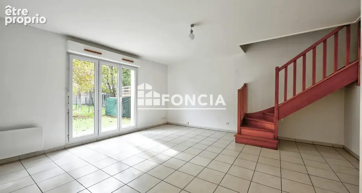 Découvrez cette agréable maison de 79 m² construite en 2004, située sur une parcelle de 182 m² au sein d’une résidence sécurisée - photo 2