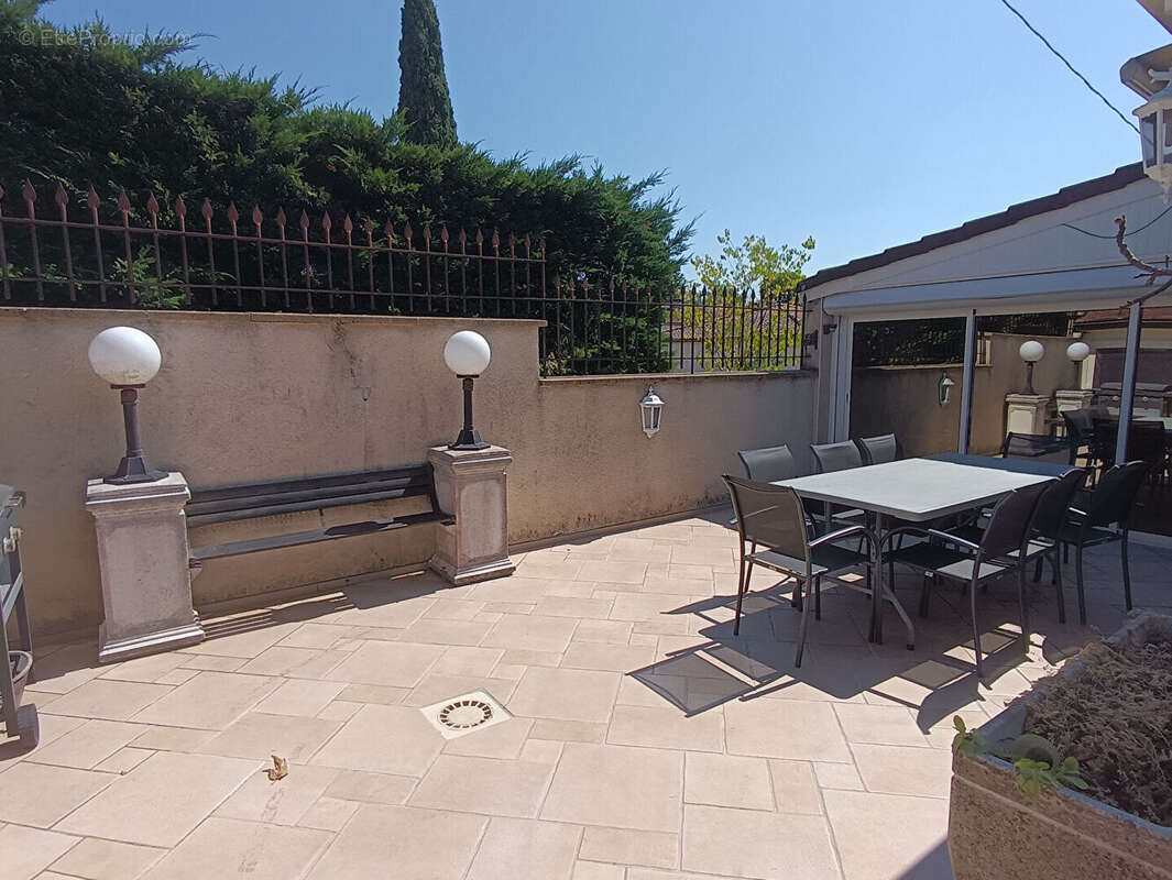 À deux pas du centre-ville de Figeac - Ensemble immobilier de 230 m² avec logement indépendant et vue panoramique - photo 4