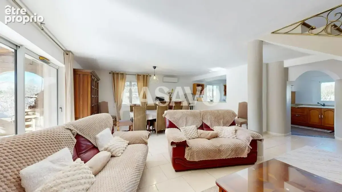 Vente Maison 10 pièces de 231m² - 84300 Taillades - photo 4