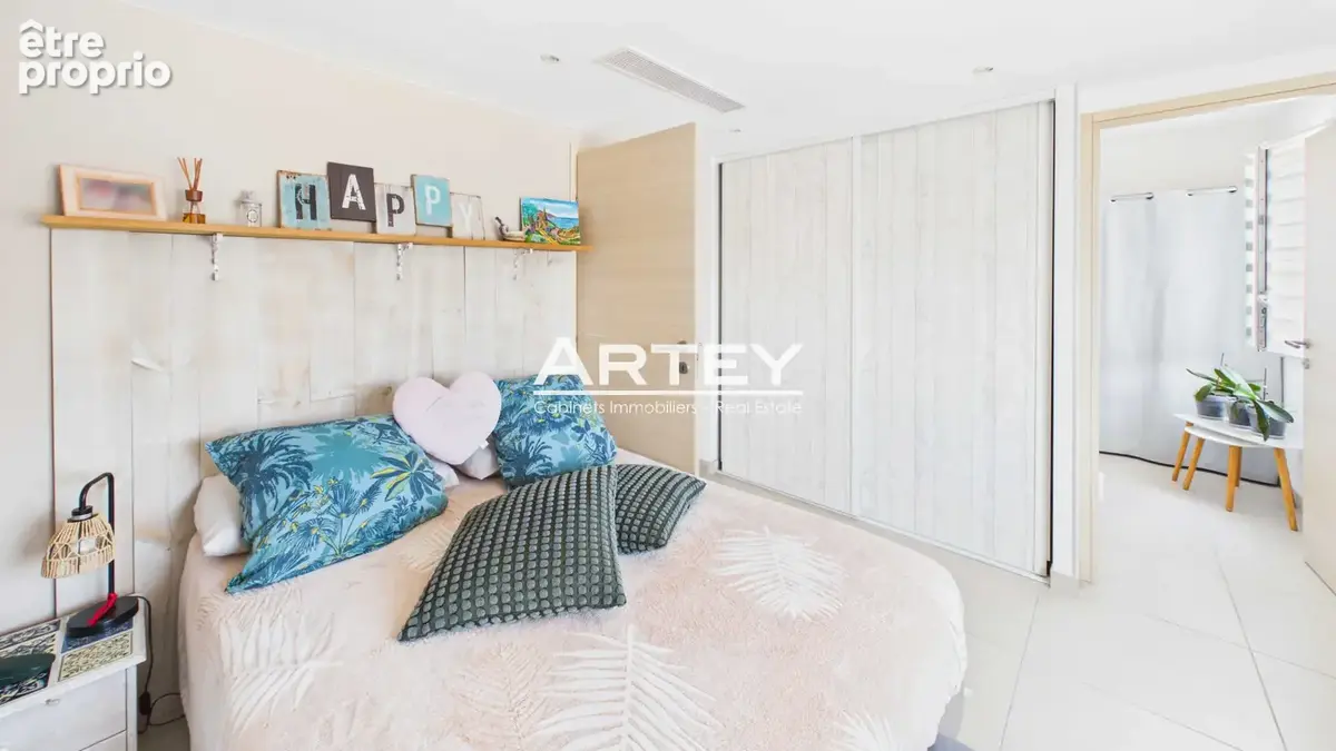 À quelques pas du port et du centre-ville de Carqueiranne, appartement en excellent état, situé au sein d’une - photo 5