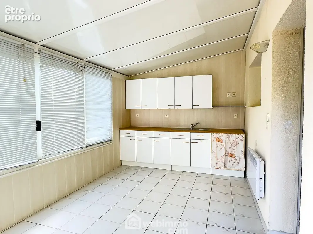 Une véranda de 11.60m² est attenante à la maison.