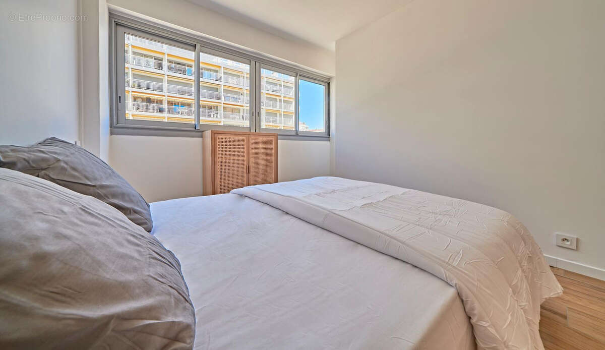 À Sainte-Maxime (83), appartement de type 3 pièces de 53.07m2 à acheter en plein centre-ville - photo 5