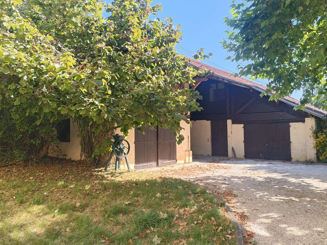 Maison familiale de caractère avec piscine et de nombreuses dépendances - photo 7