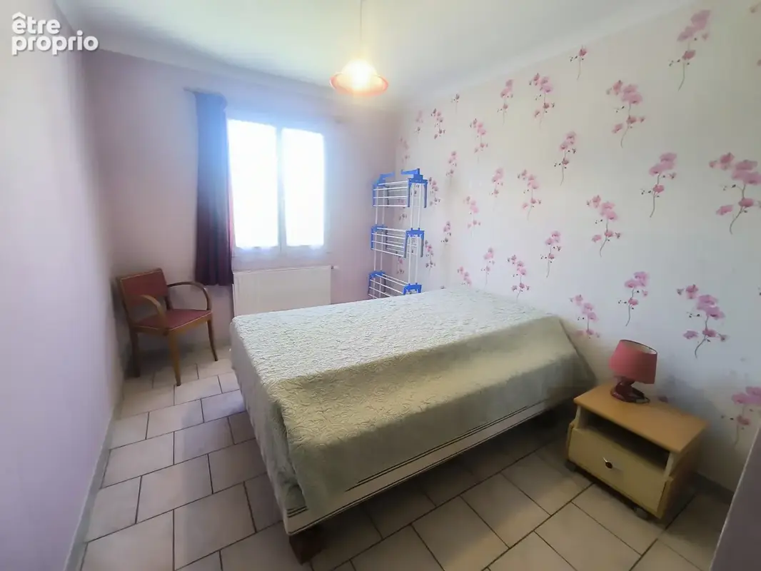 Maison de plain-pied avec jardin arboré, terrasse et dépendance - photo 9