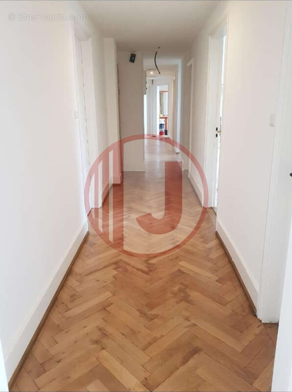 Mulhouse Rue Josué Hofer - Appartement spacieux de 144 m2 avec 7 pièces dont 5 chambres - photo 6