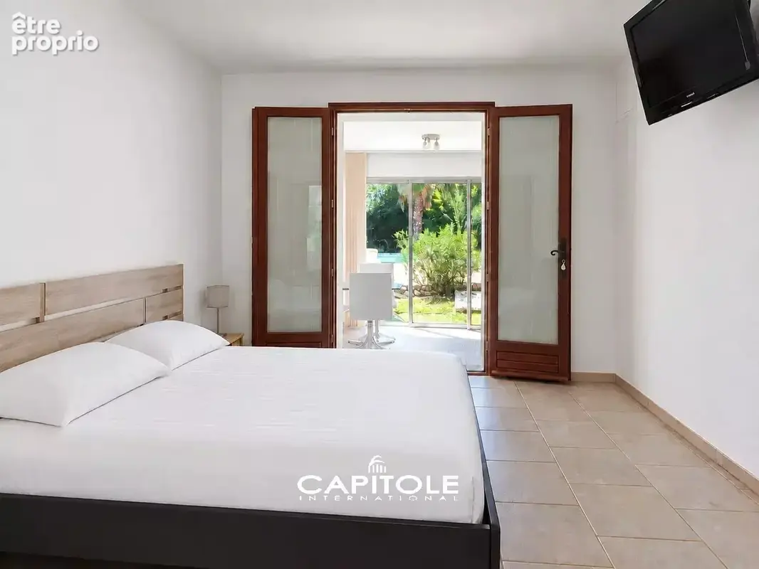 Antibes - Villa Provençale 6 pièces d'env. 188 m² avec un 2 pièces indépendant, terrain de 1 525 m² avec piscine,  pool house et - photo 10